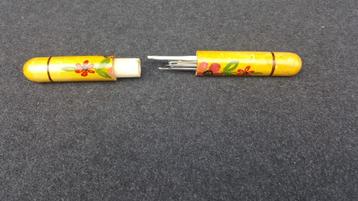 naaldenhouder van hout met haaknaalden  beschikbaar voor biedingen