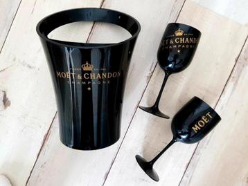2 Zwarte Moët & Chandon Champagne Glazen beschikbaar voor biedingen