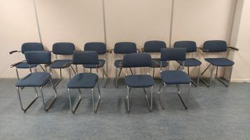 Diverse vintage bureau stoeltjes beschikbaar voor biedingen