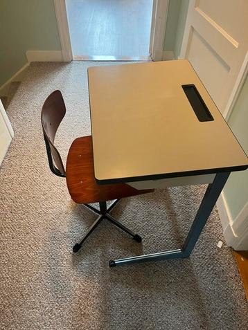 Vintage Schoolbureau met stoel beschikbaar voor biedingen