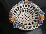 Antiek porseleinen mandje met bloemen, Ophalen of Verzenden