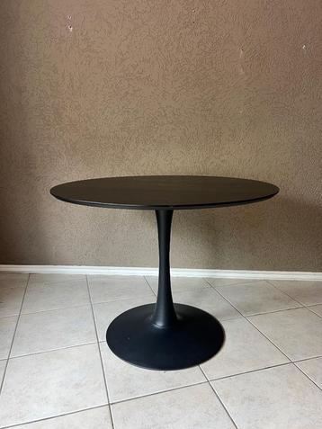Eettafel  beschikbaar voor biedingen