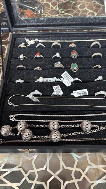 Diverse echt zilveren sieraden beschikbaar voor biedingen