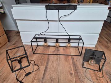 3 Zwarte Industriële Lampen beschikbaar voor biedingen