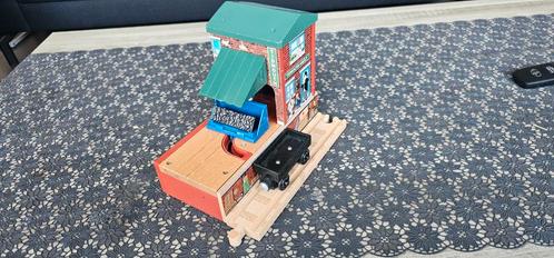 Thomas de trein hout serie sodor Laadstation, Kinderen en Baby's, Speelgoed | Thomas de Trein, Zo goed als nieuw, Ophalen of Verzenden