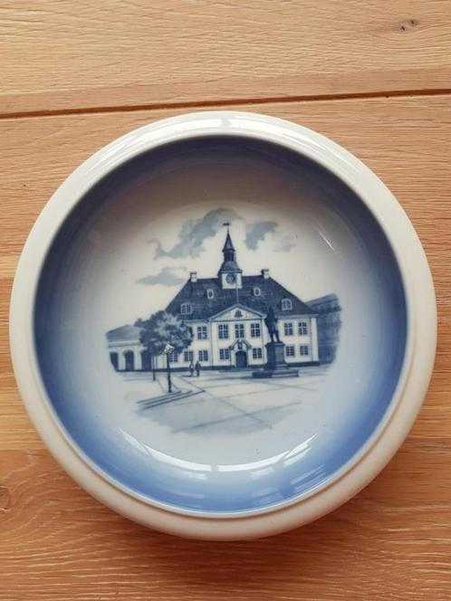 D060 Royal Copenhagen Randers Rathus, 18,4 cm,gaaf, Antiek en Kunst, Curiosa en Brocante, Ophalen of Verzenden