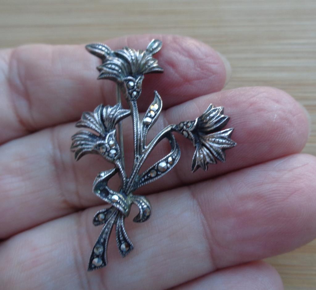 zilveren bloem broche met markasiet steentjes [1045], Met kristal, 4 tot 7 cm, Ophalen of Verzenden, Zo goed als nieuw