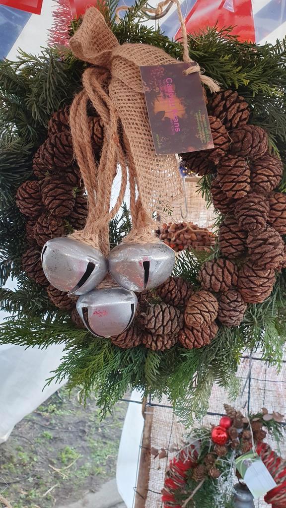 Kerstkrans met Bellen en Dennappels, Huis en Inrichting, Woonaccessoires | Kransen, Nieuw, Ophalen of Verzenden