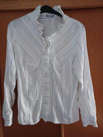 Blouse wit dun zwart streepje mt 42/ 44 beschikbaar voor biedingen