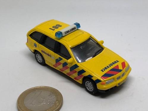 BMW 325i Touring Ambulance, Hongwell, Hobby en Vrije tijd, Modelauto's | Overige schalen, Gebruikt, Auto, Ophalen of Verzenden