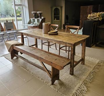 Oud rustiek bankje beschikbaar voor biedingen