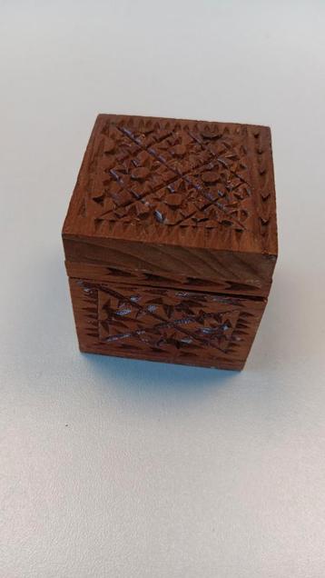 Vierkant klein houten kistje voor ring.
 beschikbaar voor biedingen