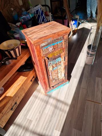 Houten nostalgisch kastje met deur en lade. beschikbaar voor biedingen