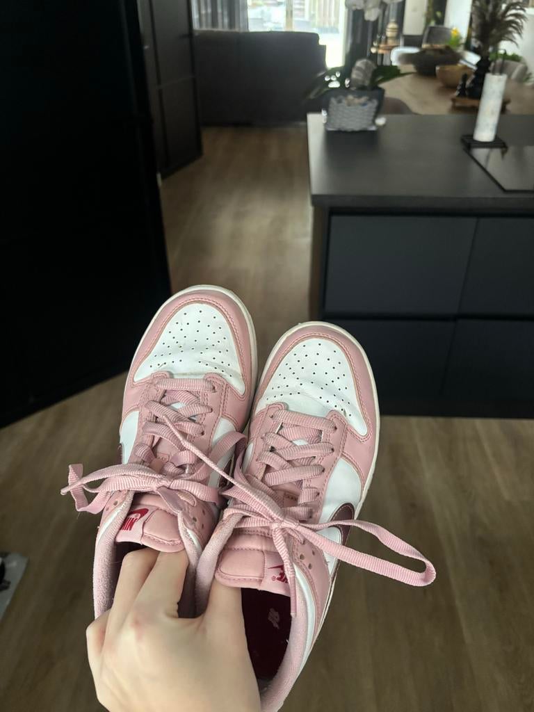 Nike dunk low pink velvet, Kleding | Dames, Schoenen, Ophalen of Verzenden, Sneakers of Gympen, Roze, Gedragen