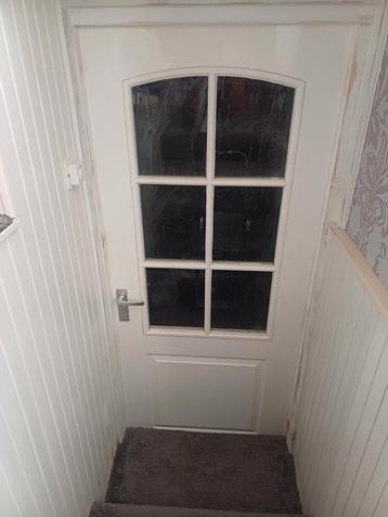 Witte binnendeur met glas beschikbaar voor biedingen