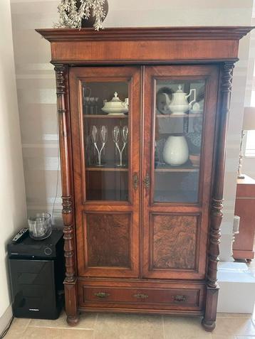 Antieke kast met 2 glasdeuren beschikbaar voor biedingen
