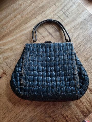 Oud leer brocante tasje beschikbaar voor biedingen