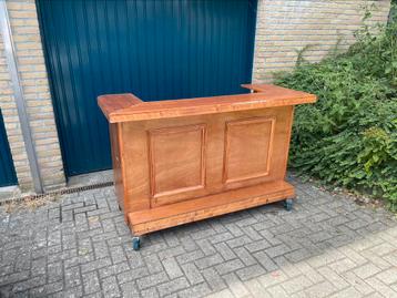 Bar op wielen beschikbaar voor biedingen