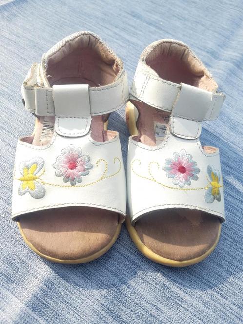 Leren witte sandaaltjes maat 23, Kinderen en Baby's, Babykleding | Schoentjes en Sokjes, Gebruikt, Meisje, Schoentjes, Ophalen of Verzenden
