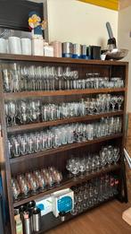 Glazen kast met veel glazen van verschillende merken, Verzamelen, Biermerken, Ophalen, Zo goed als nieuw, Glas of Glazen, Amstel