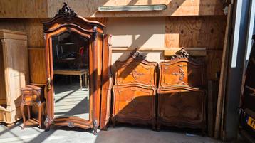Super mooie notenhouten Louis XVI slaapkamer beschikbaar voor biedingen