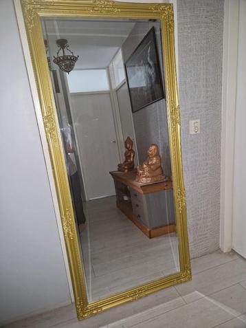 Een prachtige en zeer grote vintage spiegel in gouden lijst beschikbaar voor biedingen