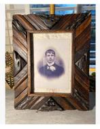 Brocante dikke houten lijst met foto jonge man 26 x 20,5 cm, Huis en Inrichting, Woonaccessoires | Lijsten, Ophalen of Verzenden