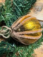 Gouden kerstbal met tinsel, Ophalen of Verzenden, Volle zon