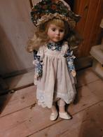 Antieke Porseleinen Pop met Bloemhoed, Ophalen of Verzenden, Gebruikt, Pop