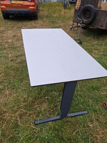 Bureau  beschikbaar voor biedingen