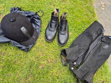 Paardrij cap en schoenen beschikbaar voor biedingen