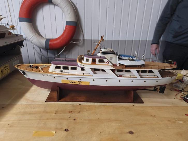 Modelboot Yacht - Izole, Hobby en Vrije tijd, Modelbouw | Boten en Schepen, Gebruikt, Groter dan 1:32, Overige merken, Ophalen