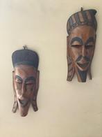2 Houten maskers, Ophalen