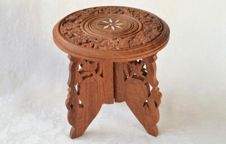 Gesneden houten Plantentafel / klein opvouwbaar Tafeltje ., Huis en Inrichting, Tafels | Bijzettafels, Zo goed als nieuw, Rond