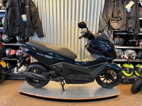 Primeur in Nederland: de nieuwe KYMCO SKYTOWN 50i!, Fietsen en Brommers, Scooters | Kymco, Nieuw, Overige modellen, Maximaal 45 km/u