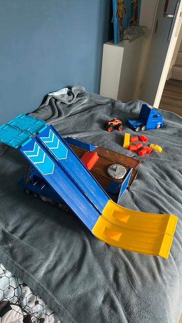 MonsterJam tranformerende hauler met El Toro Loco beschikbaar voor biedingen