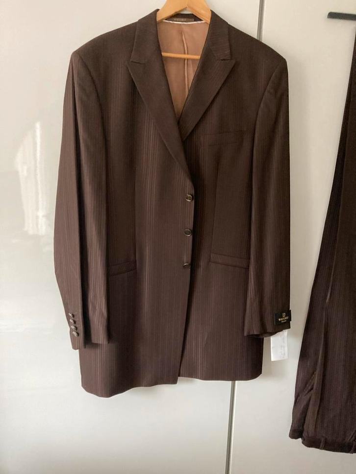 Nieuw bruin herenpak met prijskaartje, Kleding | Heren, Kostuums en Colberts, Nieuw, Overige maten, Bruin, Ophalen of Verzenden