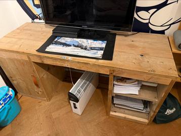 Gratis af te halen, steigerhouten bureau