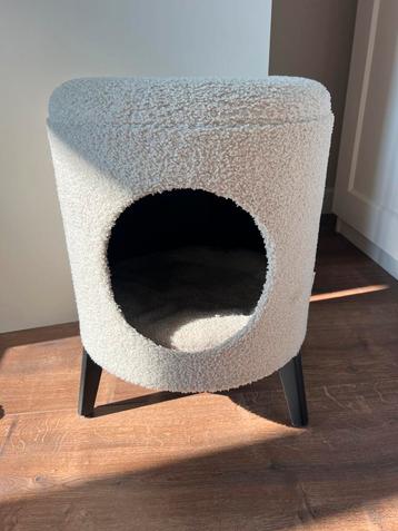 Kattenmand kruk bouclé wit beschikbaar voor biedingen