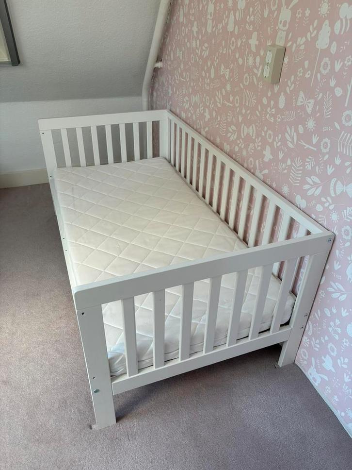 Peuterbed Petit Amelie + matras, Kinderen en Baby's, Kinderkamer | Bedden, Zo goed als nieuw, 140 tot 160 cm, 70 tot 85 cm, Matras