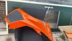 Ktm 790 tank cover met schade ene kant andere kant nog goed, Verzenden