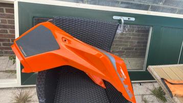 Ktm 790 tank cover met schade ene kant andere kant nog goed beschikbaar voor biedingen