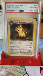 PSA Graded Dark Raticate Cijfer 8, Hobby en Vrije tijd, Verzamelkaartspellen | Pokémon, Ophalen, Nieuw, Losse kaart