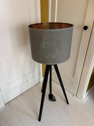 Ikea staande lamp met NYMÖ lampenkap beschikbaar voor biedingen