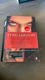 Stieg Larsson - De vrouw die met vuur speelde, Gelezen, Ophalen of Verzenden, Nederland, Stieg Larsson