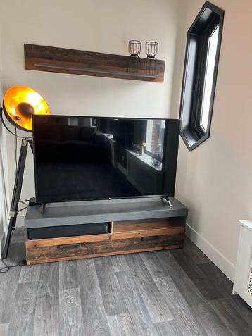 Tv meubel met betonlook blad en houten frame beschikbaar voor biedingen
