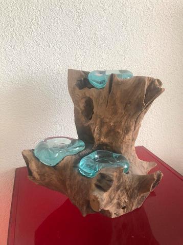 De oratief houten stronkje met 3 glaasjes voor theelichtjes beschikbaar voor biedingen