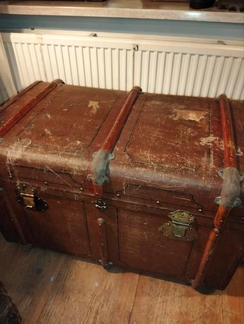 Grote brocante hutkoffer hut koffer
met zegels en binnenlade, Antiek en Kunst, Curiosa en Brocante, Ophalen