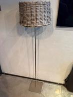 Stijlvolle staande lamp met rieten kap, Ophalen, Zo goed als nieuw, Hout, 100 tot 150 cm