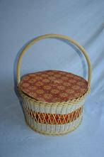 Vintage rotan naaimand met hengsel uit de jaren 70 , Ø 32 cm, Hobby en Vrije tijd, Naaien en Fournituren, Ophalen of Verzenden